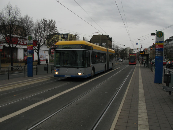 A ještì jednou Mercedes, obleèený do oblé karoserie "Støíbrný šíp". Pøíkladnì øešená pøestupní zastávka mezi tramvají a autobusem v uzlu Connewitz.