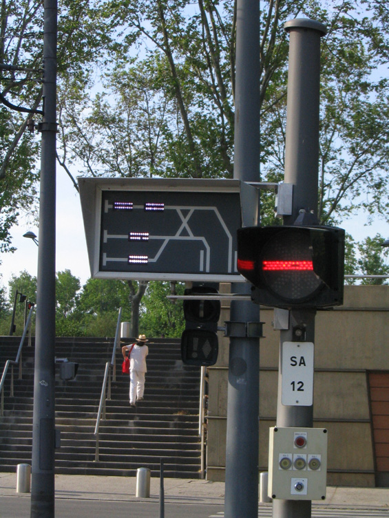 Návìstidlo pro øidièe informuje o aktuální obsazenosti jednotlivých kolejí na koneèné tramvaje IUT Feysinne. Tra� vede støedem univerzitního mìsteèka.