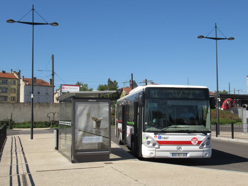 Jeden z nejstarších místních autobusù dopravního podniku TCL na „obyèejné“ lince 11 v novém terminálu Gare d´Oullins. Páteøní linky jsou oznaèeny písmenem C, což byl pùvodní pøíznak pro nové trolejbusové linky v režii vozidel Crealis. Dnes už podle oznaèení trolejbus od autobusu nerozeznáte.