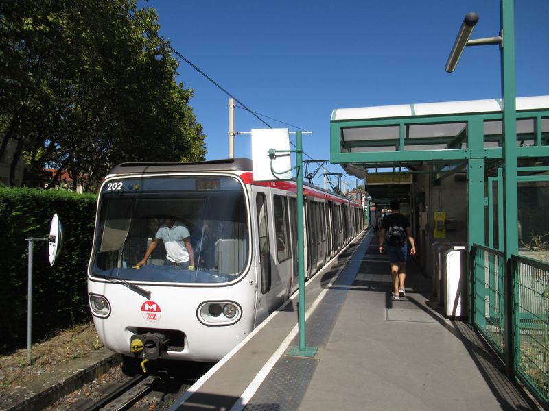 Horní koneèná ozubnicového metra C „Cuire“, kam byla tato pozoruhodná linka prodloužena v roce 1984. Konec linky je jednokolejný. I tyto vozy již byly pøebarveny na bílo.