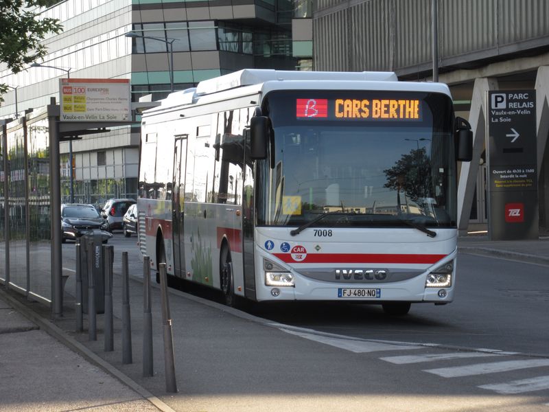 Lyonský dopravní podnik TCL provozuje také nìkteré regionální autobusové linky, jako napøíklad tuto odjíždìjící z pøestupního uzlu Vaulx-en-Velin La Soie. Pro regionální spoje jsou nejèastìjším zdejším øešením èeské autobusy Crossway od Iveca.