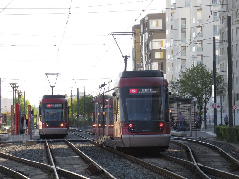 V nìkterých zastávkách mají linky T3 a Rhoneexpress samostatné koleje, aby se mohly pøedjíždìt – expresní letištní vlakotramvaj totiž zastavuje pouze nìkde, napøíklad zde na koneèné stanici metra A Vaulx-en-Velin La Soie.