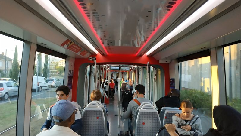 Interiér nových sedmièlánkových Citadisù 402 už je ladìn do lyonských barev – pùvodní tramvaje Citadis 302 jsou uvnitø modré.