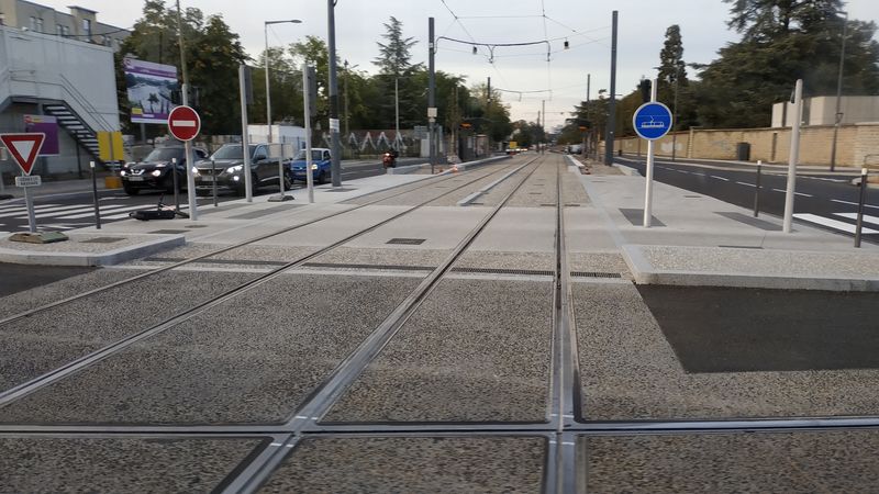 Bìhem návštìvy Lyonu v létì 2019 už byla nová tramvajová linka T6 témìø pøed dokonèením. Otevøena je od listopadu 2019, mìøí témìø 7 km a má 14 zastávek. Pro zaèátek je na ní špièkový interval 10 minut.