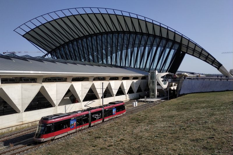 Nádraží rychlovlakù TGV u letištì Saint-Exupéry od španìlského architekta Santiaga Calatravy funguje už od roku 1994, teprve v roce 2010 ale bylo napojeno kolejovou dopravou na Lyon vlakotramvají Rhonexpress.
