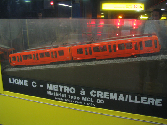 Zmenšenina ozubnicové linky metra C vedoucí na kopec do ètvrti Cuire. Linka má 5 stanic a "zuby" použivá mezi prvními tøemi. Pak už jede metro po povrchu s malým sklonem.