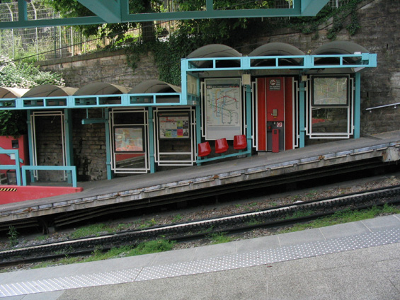 Názorná ukázka sklonu 17,5% ozubnicového metra ve stanici Croix-Paquet. Pøi snìhu a náledí to tu musí cestujícím dost klouzat.