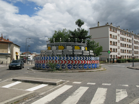 Také z dopravního znaèení lze vytvoøit zajímavou kruhovou køižovatku. Tato leží na východním pøedmìstí Lyonu ve ètvrti Meyzieu, kde mimo jiné konèí tramvaj T3.