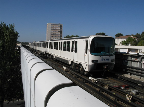 V Marseille jezdí dvì linky metra, v koncových úsecích jsou vìtšinou vedeny nad zemí. Na obou linkách jezdí ètyøvozové soupravy na pneumatikách. První úsek metra byl otevøen v roce 1977, poslední v roce 2010. Zde pøijíždí metro na koneènou La Rose, kde je významný pøestupní terminál autobusové dopravy.