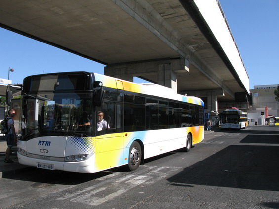 Autobusové linky v Marseille tvoøí doplnìk sítì metra a tramvají, v nìkterých èástech mìsta je ale autobusová doprava velmi intenzivní. Napøíklad jako zde u koneèné metra La Rose, odkud vyjíždìjí autobusové linky oznaèené v mapách modrou barvou. Zdejší dopravní podnik v poslední dobì nakoupil také polské Solarisy.