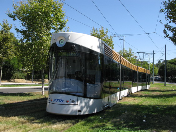 Tramvaj v trávì - jednoduchá koneèná linky T1 "Les Caillols". I zde navazuje nìkolik autobusových linek, které zastavují na druhé stranì tramvajového nástupištì - pøestup je tak velmi komfortní.