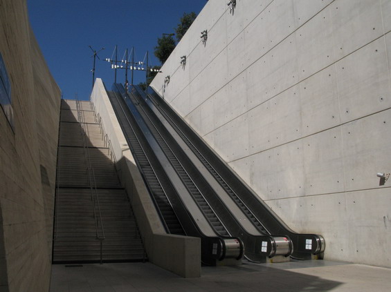 Nejnovìjší úsek linky M1 z roku 2010 - koneèná stanice La Fourragére. Tento dlouhý venkovní eskalátor vede od malého autobusového terminálu.
