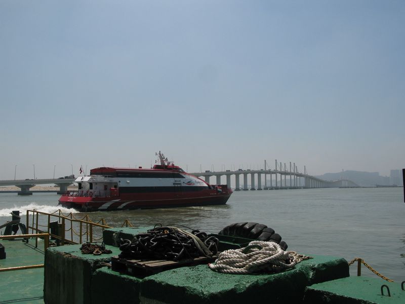 Macao spojuje s 60 km vzdáleným Hong Kongem několik rychlých lodních linek, které zastavují jak na historickém poloostrově Macao, tak i na ostrově Taipa, se kterým ho spojují tři mosty, nejvýchodnější z nich lze vidět na tomto obrázku. Cesta lodí z Hong Kongu do Macaa trvá něco přes hodinu.