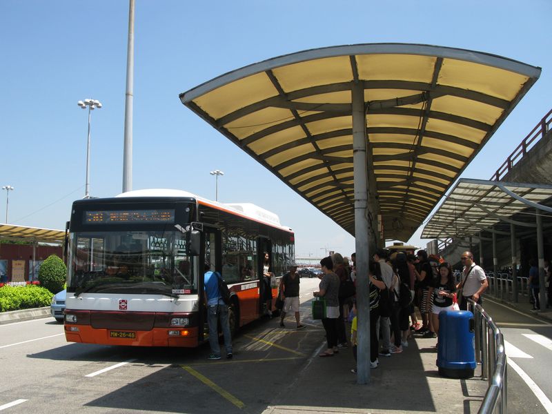 Přístavní terminál na poloostrově spojuje s ostatními částmi nejhustěji osídleného území na světě 15 autobusových linek. Macao má cca 600 000 obyvatel a mnoho dalších návštěvníků. Zatím tu funguje veřejná doprava jen v podobě autobusů. I k tomuto přístavu by měla vést cca v roce 2020 zbrusu nová linka lehkého nadzemního metra.