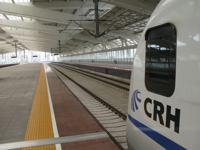 Osmivozová jednotka CRH1A z roku 2007 vyráží na zhruba 90minutovou cestu z hranice s Macaem do nejbližšího obřího města Guangzhou. Kapacita koncového nádraží ještě zdaleka není plně využita.