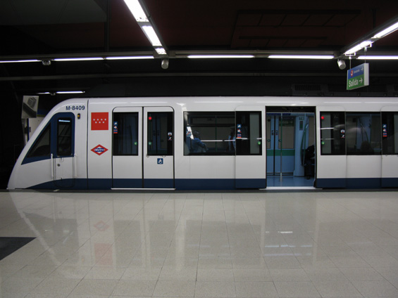 Tento typ metra jezdí na širokoprofilových trasách. Šíøka skøínì je 2,6 metru. Poèet sedaèek zùstává stejnì malý jako u úzkých vozù.