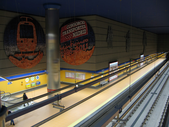 Èerstvì otevøená koneèná stanice linky 9 "Mirasierra" ne severozápdì Madridu, kde také leží depo metra. Stanice vypadá podobnì jako vìtšina nových madridských stanic, odlišují ji alespoò velkoplošné mozaiky oslavující výroèí 25 let madridského organizátora dopravy CRTM.