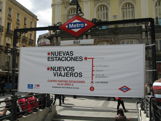 Poutaè nad vstupem do stanice Sol v srdci Madridu upozoròuje na ètyøi nové stanice linky 2, které byly otevøeny 16.3.2011.