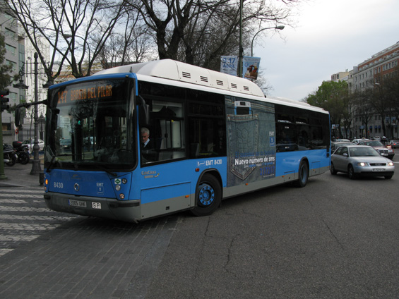 Nový autobus znaèky Irisbus se španìlskou karoserií a s reklamou na nové telefonní èíslo pro SMS jízdenku.