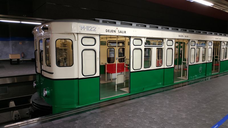Ve stanici Chamartín najdete výstavu historických vozidel u pøíležitosti 100 let madridského metra. Jsou zde pøítomni zástupci rùzných generací jednoho z nejrozsáhlejších systémù metra na svìtì.