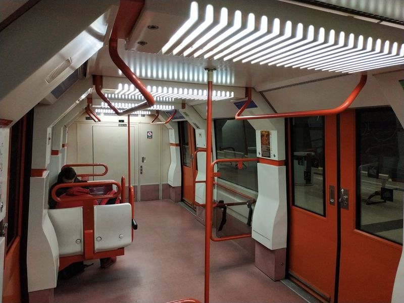 Interiér soupravy metra z roku 1998 používané na jižním koncovém úseku linky 9. Kvùli poklesu poptávky jsou zde kratší soupravy a delší intervaly. Návaznosti na základní linku 9 však nejsou zcela ideální.