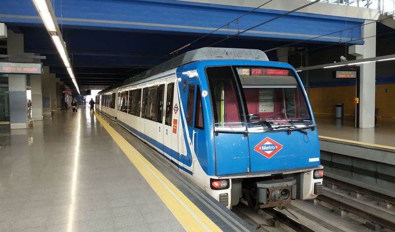 Jižní pøímìstská èást linky 9 madridského metra do mìsta Arganda del Rey je èásteènì vedena na povrchu a pro cestu až na koneènou je potøeba pøestoupit do kratší soupravy. Tyto vozy pocházejí z roku 1998.