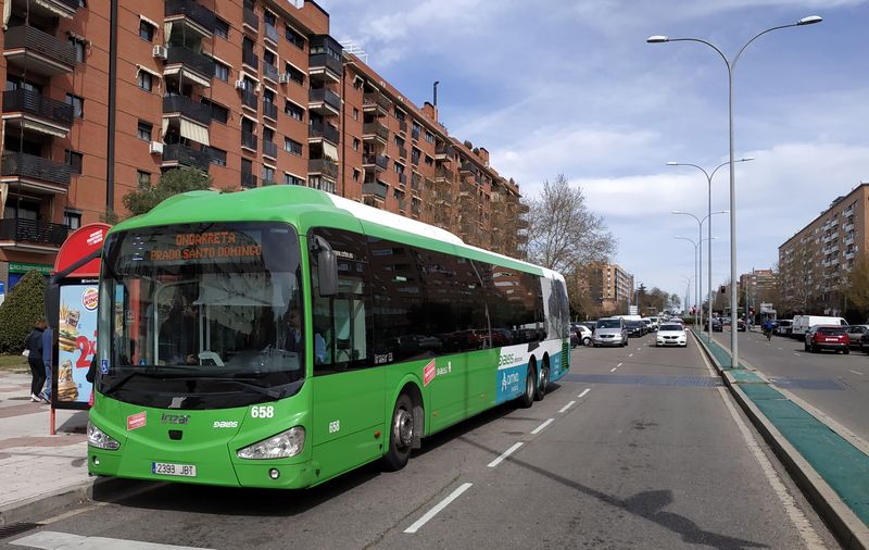 Na pøedmìstí Alcorcón, kde má svou jižní koneènou linka metra 10, a kudy projíždí také okružní metro è. 12, už jezdí pouze regionální autobusy sdružené ve zdejším integrovaném systému CRTM. Místní mìstské linky jsou zajiš�ované také tìmito patnáctimetrovými autobusy Irizar.