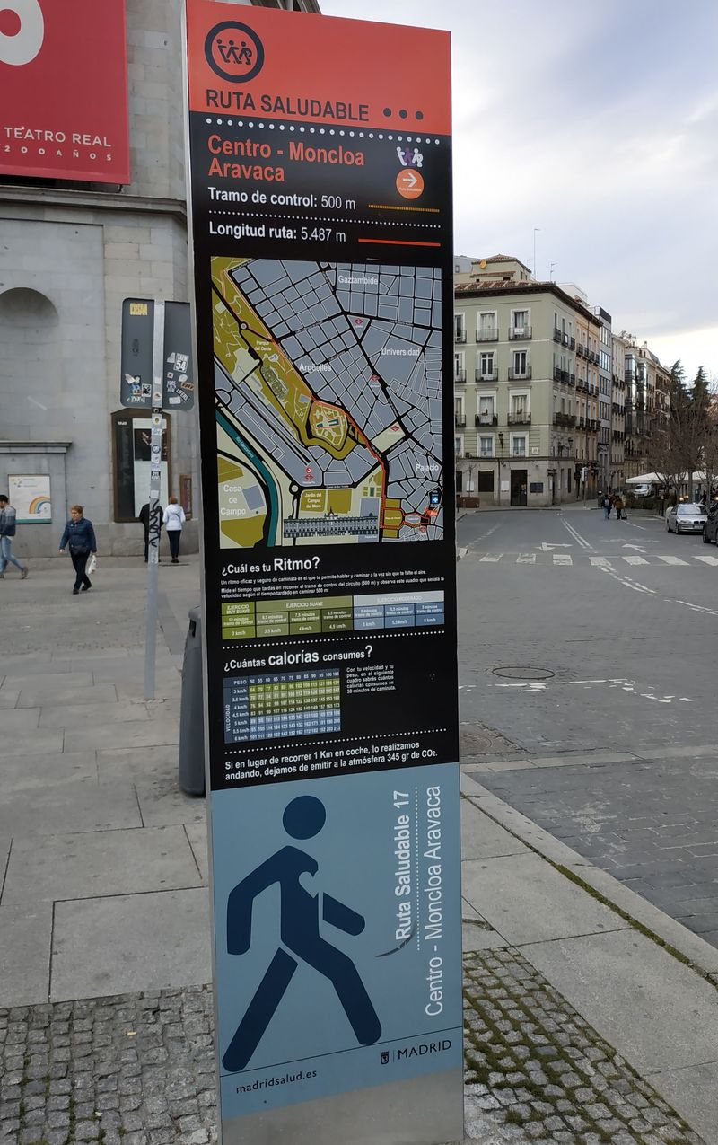 Na nìkterých místech v centru najdete tyto stojany s mapou urèené pro vyznavaèe aktivního pohybu. Lidé zde rádi sportují a to pøímo v ulicích mìsta, nebo� zelenì v centru Madridu pøíliš mnoho nenajdete.