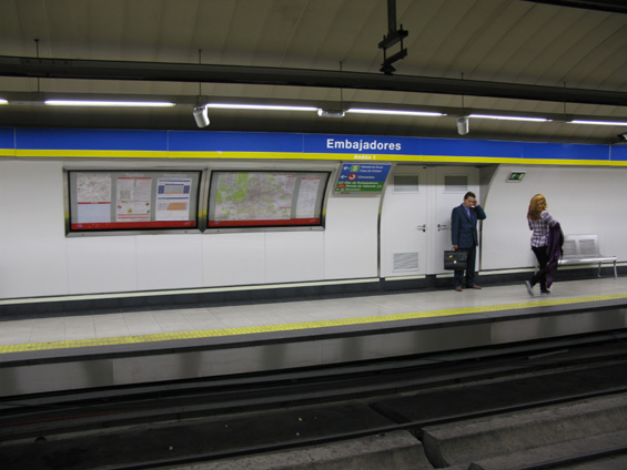 Klasická podoba nástupištì u starých stanic metra po modernizaci.