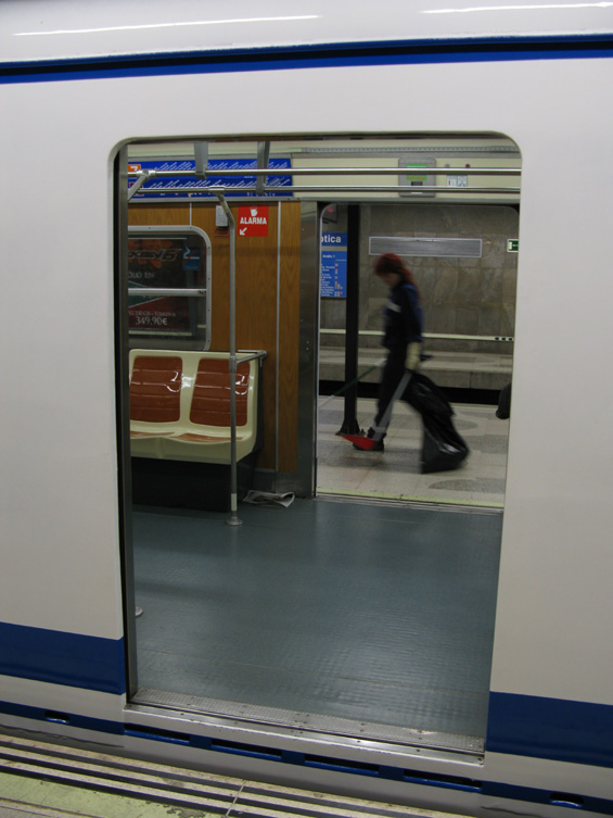 Na mnoha stanicích okružní linky 6 se otevírají dveøe na obì strany z dùvodu velkého obratu cestujících.