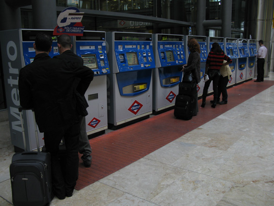 Øada automatù na jízdenky pøed vstupem do metra na letišti Barajas. Jízdenky jsou buï jednorázové nebo celodenní. V metru mùžete sice na jednu jízdenku projet celé mìsto, ale nesmíte s ní již pøestoupit na vlak nebo autobus.