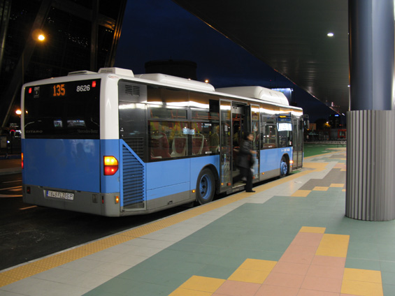Mercedes Citaro na plynový pohon. Všechny novìjší mìstské autobusy jsou v modrém nátìru. Nemají mnoho dveøí, protože se nastupuje pouze pøedními.