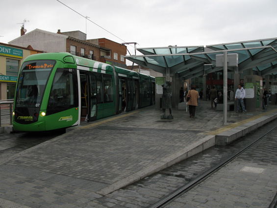 Tramvaj v centrální pøestupní zastávce. Pod zemí se tu nachází koneèná stanice pøímìstské vlakové linky C4 z Madridu.