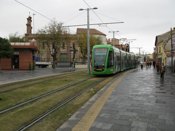 A zde již v centru, kde je tra� pøikryta živou trávou. V Parle jezdí stejné tramvaje jako na nových linkách v Madridu, tedy obousmìrné francouzské Citadisy od Alstomu s pevnými podvozky.