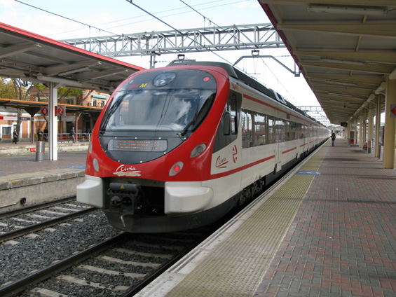Èelo novìjšího typu jednopodlažní elektrické jednotky pro pøímìstské vlaky Cercanías.