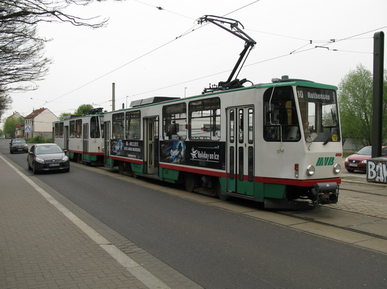 Jeden z posledních zástupcù èeských tramvají T6A2D ještì s pùvodními dveømi i sedaèkami. Jsou nasazovány už jen jako záložní. Zde zachycena souprava s vleèným vozem na koneèné linek 1 a 10 Sudenburg.