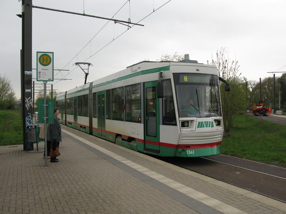 Koneèná zastávka Diesdorf na západì mìsta. Zøejmì kvùli hluku a nedaleké škole jede tramvaj celou smyèkou a úsekem od pøedposlední zastávky do smyèky rychlostí do 10 km/h.