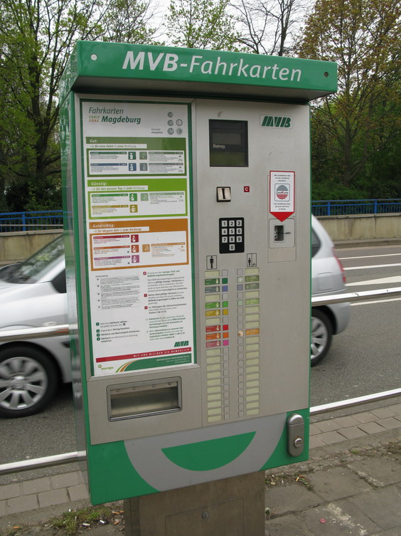 Jízdenkové automaty najdete nejen na zastávkách, ale také v tramvajích. Narozdíl od tohoto staršího kusu lze v tramvajích také platit bankovkami.