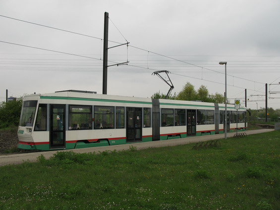 Koneèná linky 2 "Alte Neustadt" uprostøed polorozpadlé zástavby na okraji centra mìsta. I když byly tyto tramvaje dodávány v mnohaletém èasovém rozpìtí a vyrobeny dvìma rùznými výrobci, vypadají všechny stále stejnì.