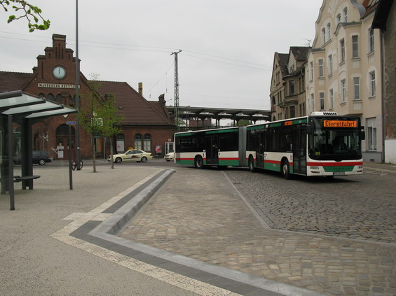 Novì opravené pøednádraží u stanice S-Bahnu Neustadt. Konèí zde také autobusová linka 69.