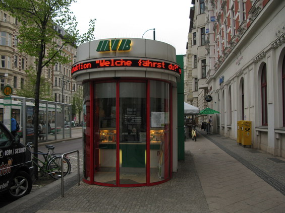 Informaèní kiosek na dùležité tramvajové køižovatce Hasselbachplatz.
