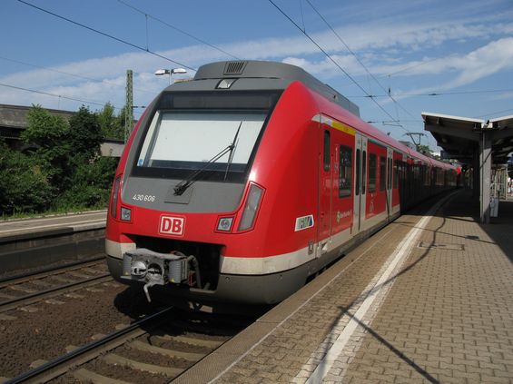 Do Mainzu lze dojet z Frankfurtu také po pravém bøehu øeky Mohan linkami S1 nebo S9 míøícími do Wiesbadenu (zastávka Kastel). Na linkách frankfurtského S-Bahn již jezdí také moderní vlakové jednotky øady 430. Z nádraží Kastel mùžete do Mainzu dojet nìkterou z autobusových linek spojujcích Mainz a Wiesbaden.