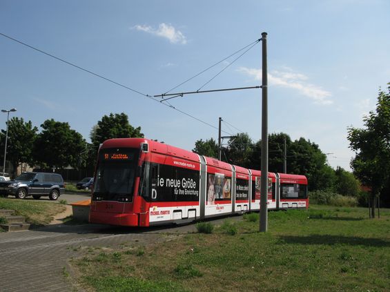 Jižní koneèná "Bürgerhaus" pro linky 50 a 51. Èást tramvají má celovozovou reklamu. Nejstarší vozy z 80. let procházejí v souèasné dobì rekontrukcí v pražském DP a pøipravují se na zvýšení vypravení po otevøení nové trati v roce 2016.