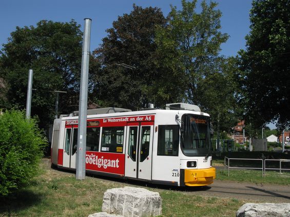 Kvùli neexistenci obratištì na druhém konci linky 52 zde jezdí obousmìrné tramvaje. Na zbylých linkách postaèují jednosmìrná vozidla. Na tomto obratišti linky 52 (Am Schinnergraben) najdete smyèku pøíkladnì zasazenou do místní komorní zástavby.