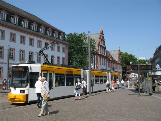 První nízkopodlažní tramvaje byly dodány v roce 1996, a to od firmy Adtranz. Obousmìrná tøíèlánková vozidla typu GT6M zde jezdí v poètu 16 kusù. Zde projíždí linky 50, 51 a 52 malebným historickým centrem.