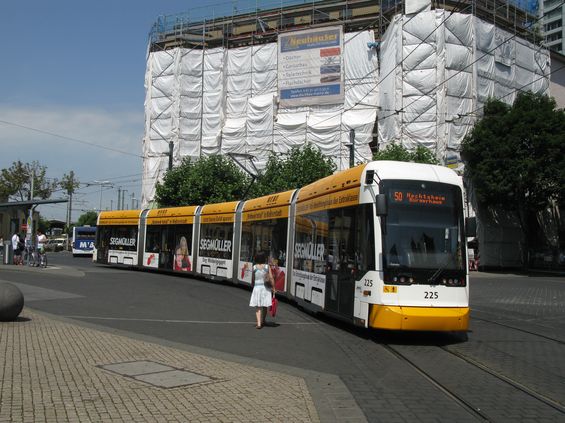 V Mainzu už jezdí i plnì nzkopodlažní tramvaje: v roce 2012 pokraèovala modernizace vozového parku dodáním 9 jednosmìrných pìtièlánkových tramvají Variobahn od Stadleru (stejné provedení bylo tehdy dodáno do rakouského Grazu) o délce 30 metrù. Do budoucna se poèítá s dodáním dalších pìti kusù, což pomùže po otevøení nové trati, tzv. Mainzelbahn.