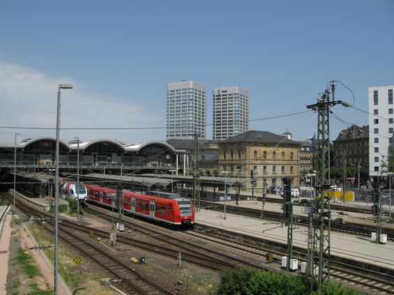 Mainz je dvousettisícové hlavní mìsto spolkové zemì Porýní-Falc a leží pár kilometrù západnì od Frankfurtu na Mohanem. S ním ho ostatnì spojuje nìkolik linek zdejšího S-Bahnu a také nìkteré rychlejší vlakové linky. Sem na hlavní nádraží jezdí z Frankfurtu linka S8.