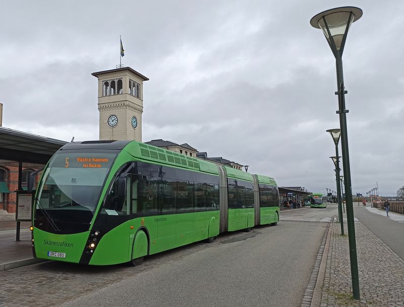 Páteøní linka 5 v terminálu pøed hlavním nádražím severnì od centra Malmö v podání 15 dvoukloubových hybridních autobusù Van Hool z roku 2014. Pìtka jezdí ve všední dny každých 5 minut.