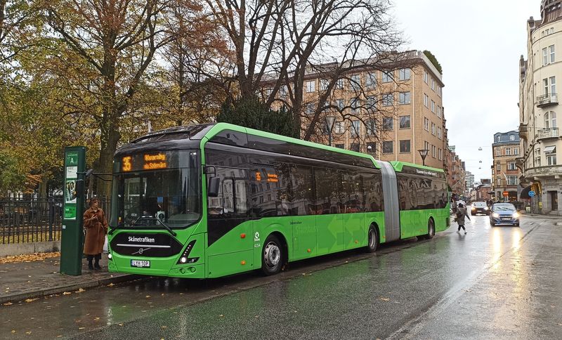 Nový kloubový elektrobus Volvo na doplòkové lince 35 v malém terminálu Gustav Adolf Torg v centru Malmö. Tady se potkává i s dalšími 4 páteøními linkami. Nové kloubové elektrobusy v poètu 60 kusù jezdí od roku 21 a finálnì mají být nasazovány na linky 5 a 7.