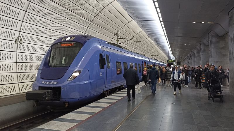 Dlouhé podzemní nástupištì stanice Triangeln v centru Malmö. Regionální vlaky tu jezdí v podobì elektrických jednotek Alstom Coradia X61, kterých je v jihošvédském kraji Skane cekem 99.